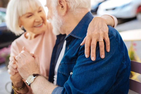 Vrolijk senior paar uitvoering op — Stockfoto