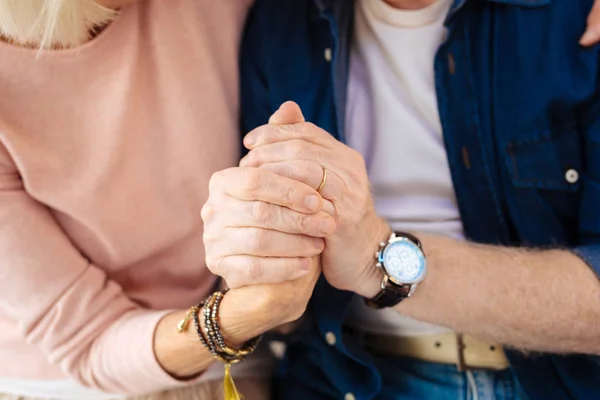 Weiche männliche Hand, die weibliche Hände betastet — Stockfoto