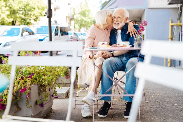 Веселая пожилая пара, демонстрирующая любовь — стоковое фото