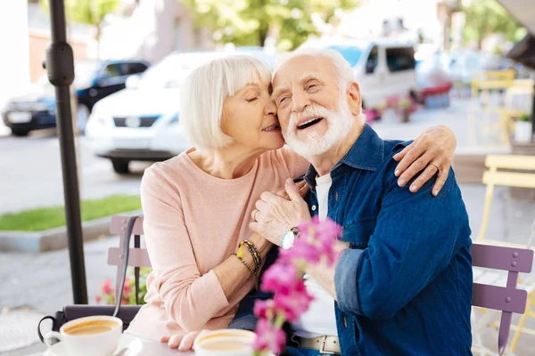 Fröhliches Seniorenpaar galoppiert — Stockfoto