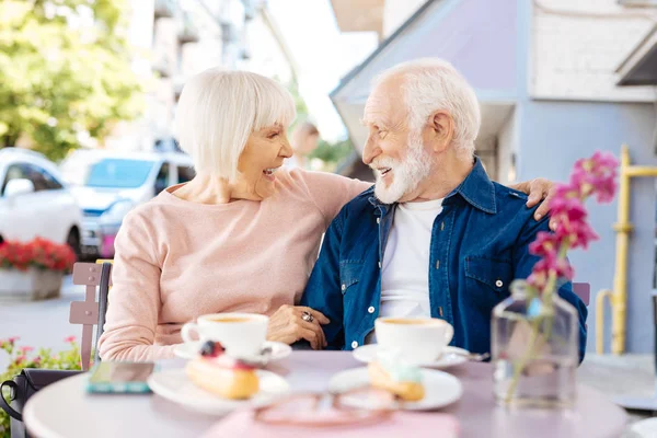 Fröhliches Seniorenpaar plaudert Witze — Stockfoto