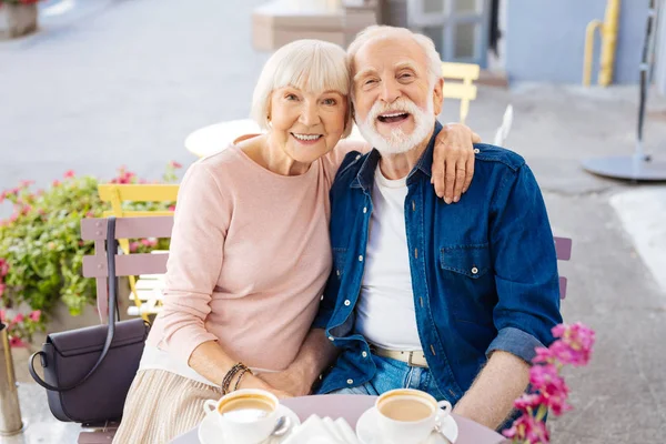 Positives Seniorenpaar verbringt Zeit miteinander — Stockfoto