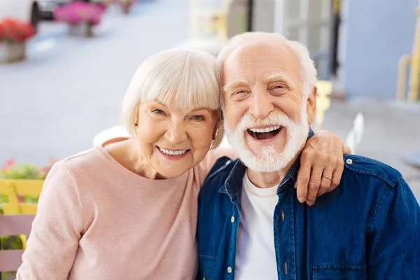 Gioioso anziano coppia chortling — Foto Stock
