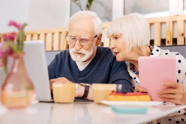 Attentive senior couple booking tickets — Stock Photo, Image