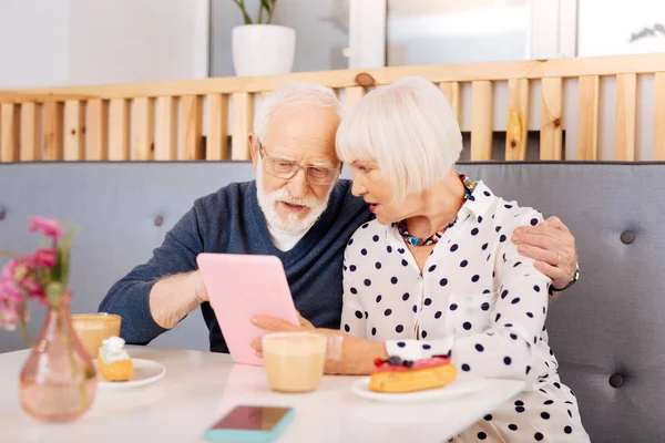 Help Smart Senior Couple Applying Tablet Staring Screen — Stock Photo, Image