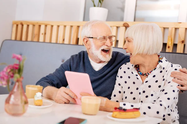 Freudiges Senioren-Paar schaut Video an — Stockfoto