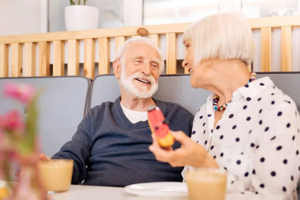 Fröhliches Seniorenpaar, das sich liebt — Stockfoto