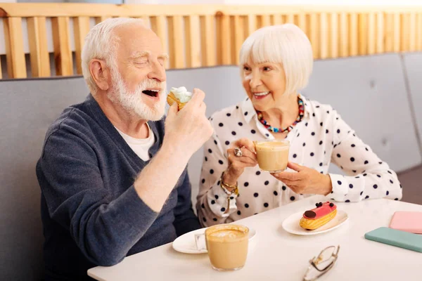 Pareja mayor positiva disfrutando del almuerzo — Foto de Stock