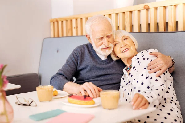 Liebendes Senioren-Paar umarmt — Stockfoto