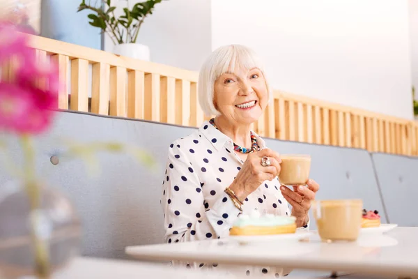 Positive Seniorin genießt Kaffee — Stockfoto