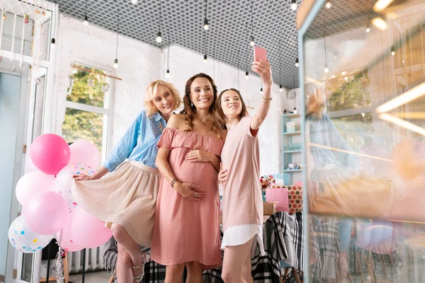 Mörkhårig kvinna att göra selfie med sin gravida syster — Stockfoto