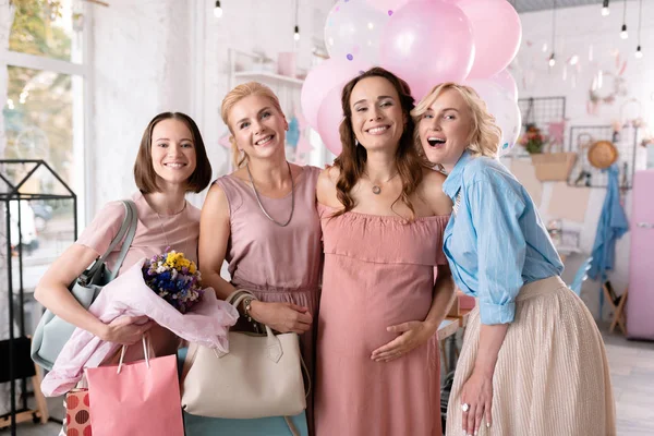 Företag av fyra framgångsrika kvinnor att göra foto under baby dusch — Stockfoto