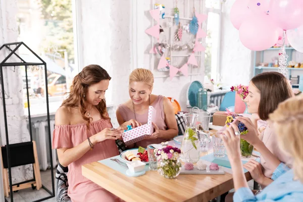 Femme enceinte aux cheveux bruns célébrant son anniversaire dans un café — Photo