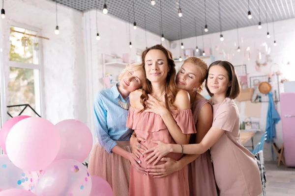 Dunkelhaarige Frau fühlt sich erleichtert, Zeit mit Freunden zu verbringen — Stockfoto