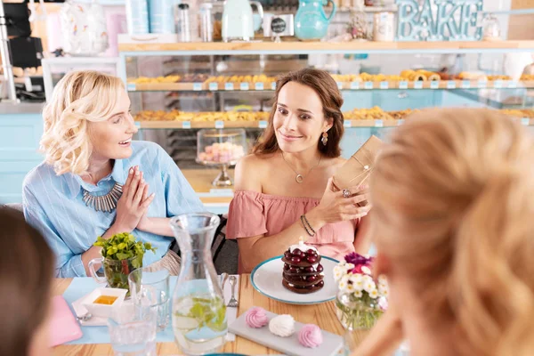 Förvånad kvinna känsla upphetsad utgifterna födelsedag med sina vänner — Stockfoto