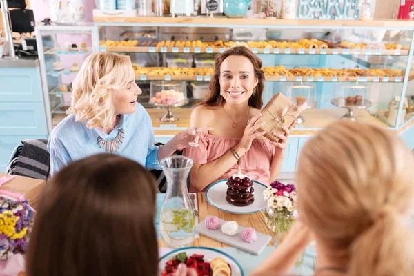 Vier succesvolle vrouwen eten toetjes in nieuwe bakkerij — Stockfoto