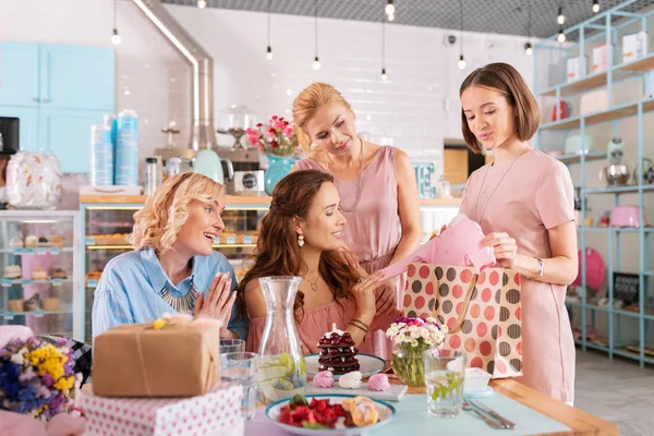 Sötét hajú előre fizető nő fogadása mutatja be, a kis baba lány — Stock Fotó