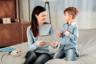 Güzel hoş kadın oğlunu arıyor