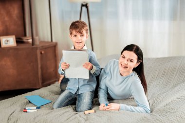 Onun defter tutan pozitif sevimli çocuk