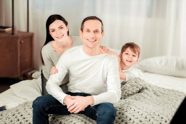 Neşeli mutlu aile birlikte oturan