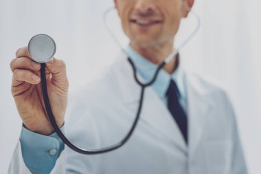 Bu holding stetoskop erkek eli yakın çekim