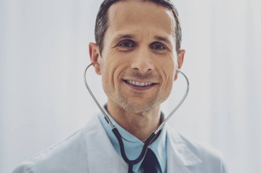 Portre yakışıklı doktor o kameraya gülümseyen