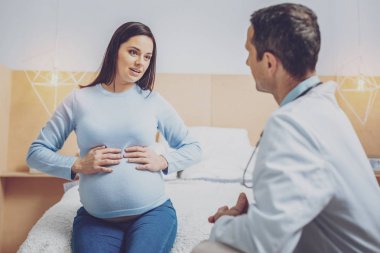 Onun hasta inceleyerek yetkili tıbbi işçi