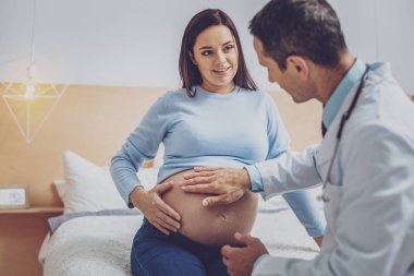 Profesyonel uygulayıcı Sağlık Check-up yapıyor