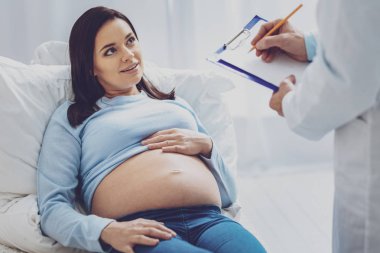 Danışma için bekleyen şaşırtıcı gelecek anne