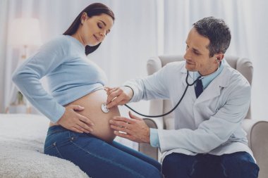 Neşeli gelecek anne doktoru ziyaret