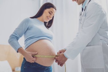 Onun doktoru ziyaret ederken büyüleyici gebelik