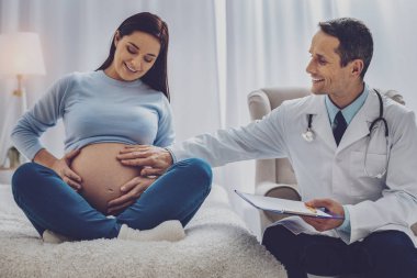 Yakışıklı uygulayıcı bebek göbek dokunmadan