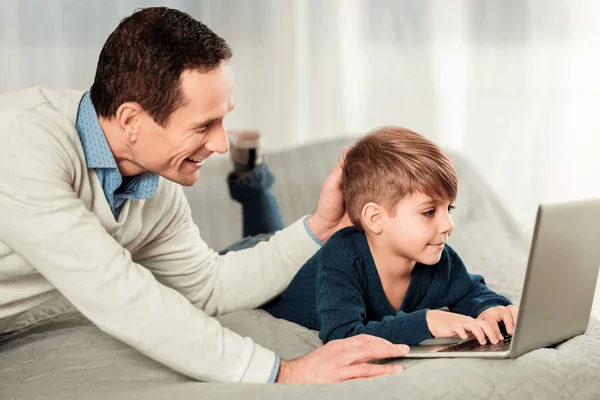 Aangename schattige jongen te typen — Stockfoto