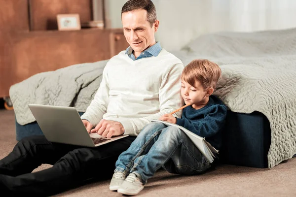 Miły człowiek zachwycony, patrząc na ekran laptopa — Zdjęcie stockowe