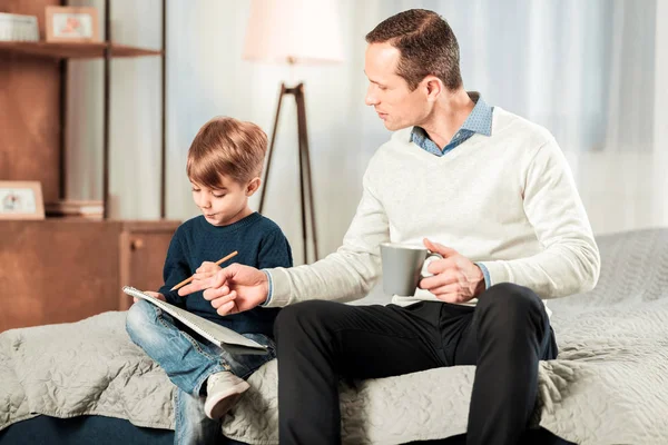 Smart trevlig man som håller en kopp — Stockfoto