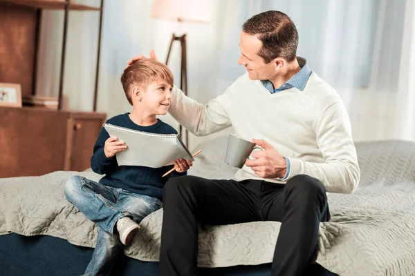 Feliz homem alegre falando com seu filho — Fotografia de Stock