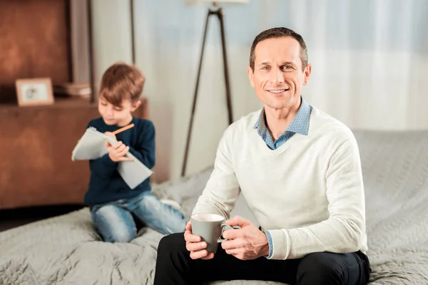 Buen hombre feliz sosteniendo una taza de té —  Fotos de Stock