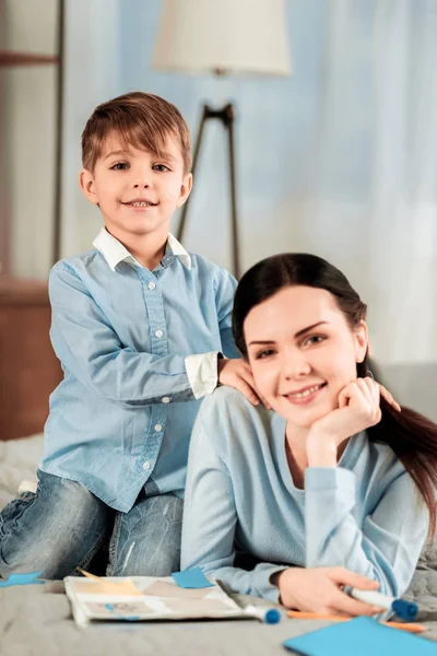 Bom menino feliz olhando para você — Fotografia de Stock