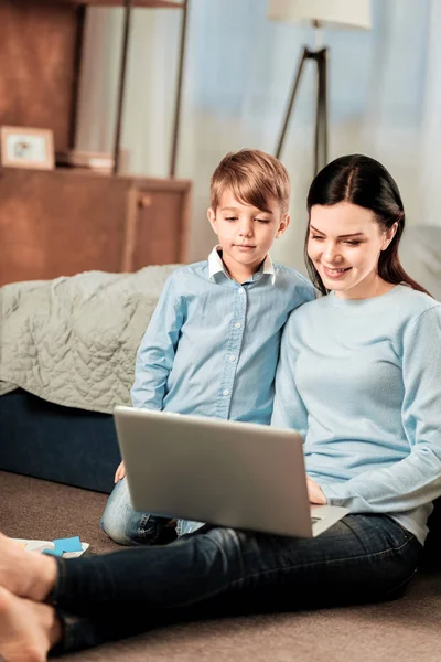 Vrolijke mooie vrouw met een laptop — Stockfoto