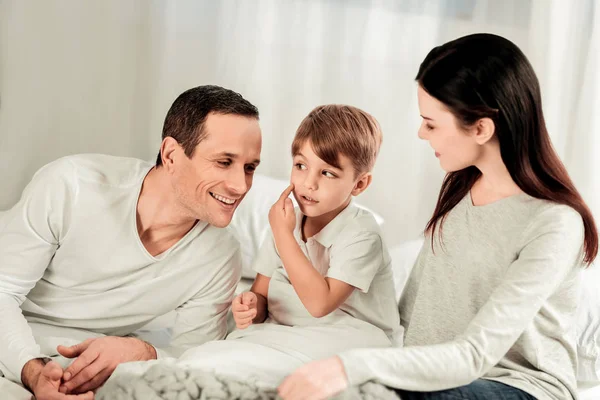 Carino ragazzo piacevole che indica la guancia — Foto Stock