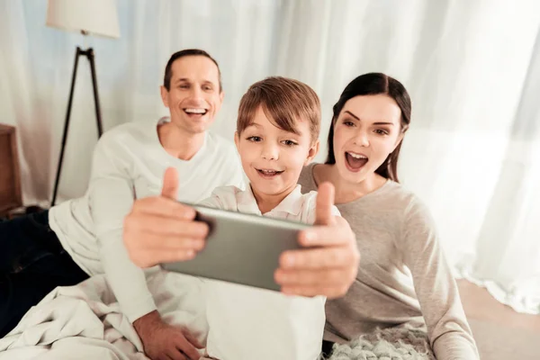 Angenehme glückliche Familie posiert für ein Foto — Stockfoto