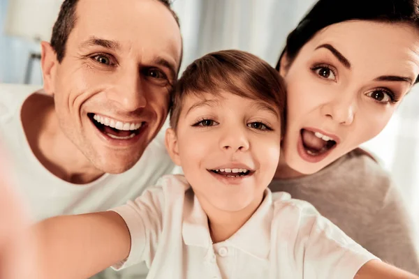 Selfie d'une famille heureuse et unie — Photo