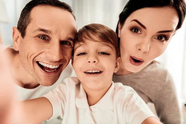 Agradável família feliz tirar fotos — Fotografia de Stock