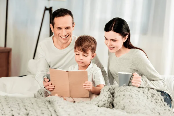 Příjemná inteligentní chlapec čtení — Stock fotografie