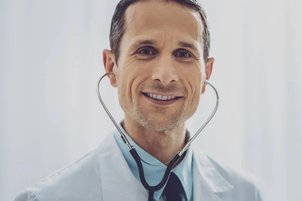 Retrato del guapo doctor que sonríe en la cámara — Foto de Stock
