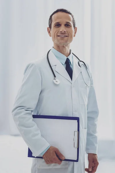 Vrolijke man genieten van zijn werk in kliniek — Stockfoto