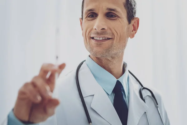 Professional practitioner going to treat patient — Stock Photo, Image
