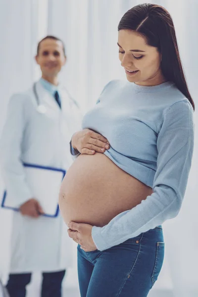 Femme agréable debout au premier plan — Photo