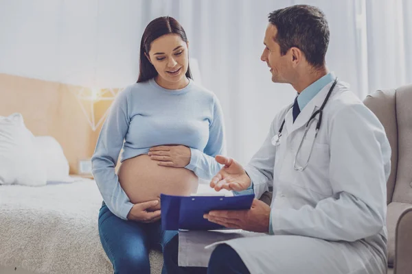 Ciąży troskliwy, słuchając jej lekarz — Zdjęcie stockowe