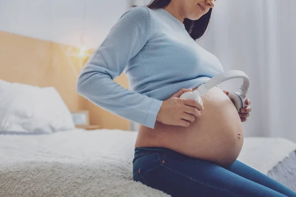 Avslappnad graviditet njuter sitt liv — Stockfoto